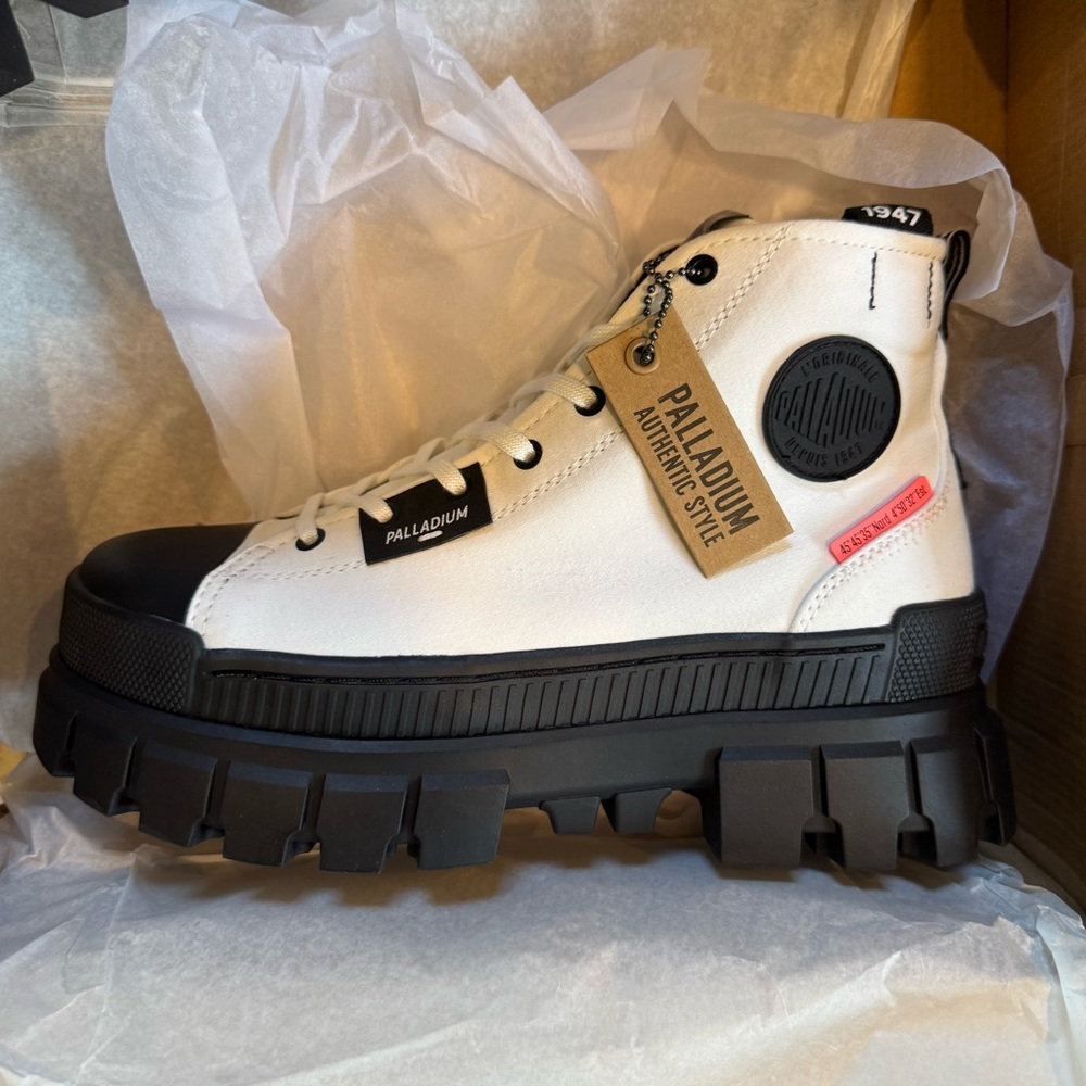 NWT Palladium Revolt Hi TX Round Toe Hiking Boots Women’s Size 9